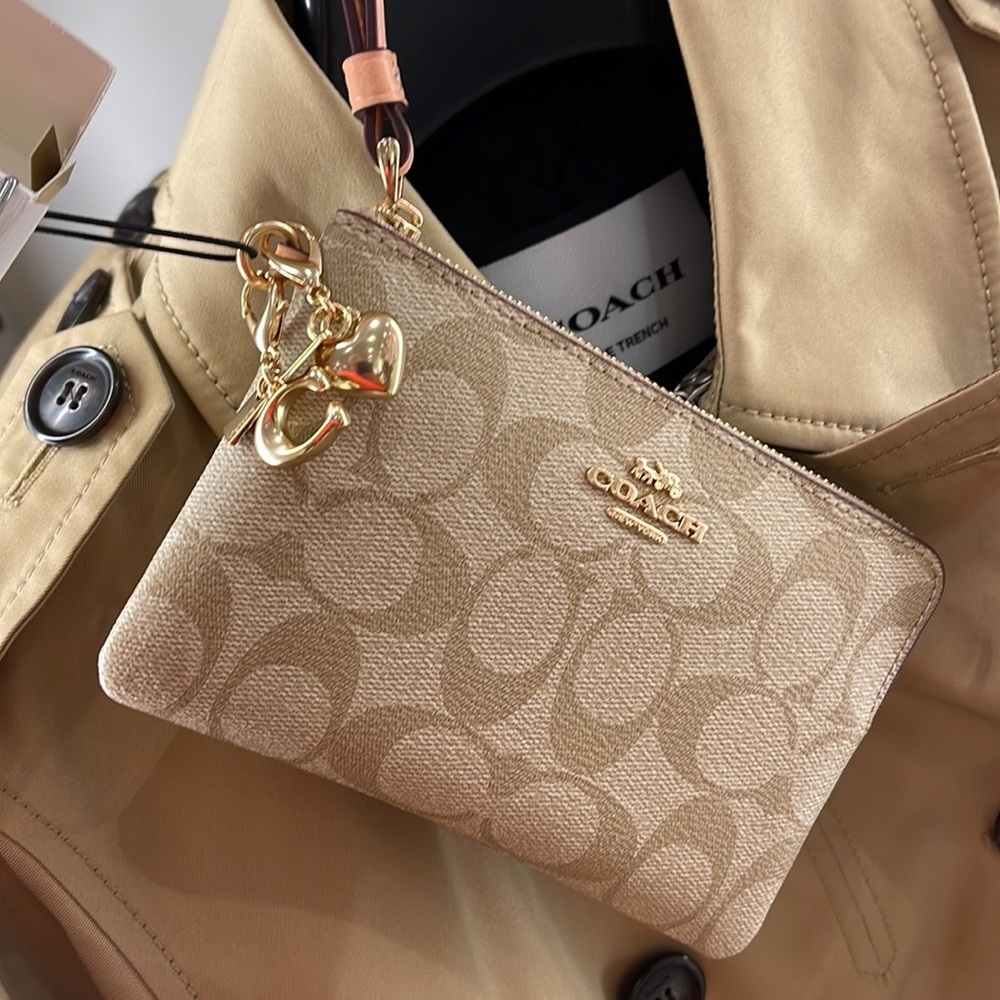 Coach Boxed Corner Zip Wristlet In Signature Canvas
Gold/Light Khaki/Faded Blush - Picture 9 of 16